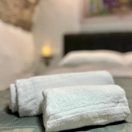Unique Romantic Cave With Air Conditioner דירה