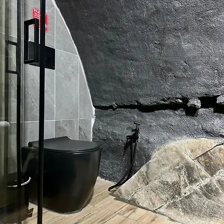 Unique Romantic Cave With Air Conditioner דירה