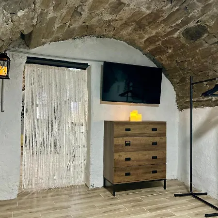 Apartment Unique Romantic Cave With Air Conditioner Torno