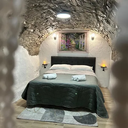 Unique Romantic Cave With Air Conditioner Apartment *