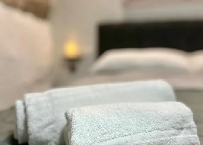 Unique Romantic Cave With Air Conditioner דירה